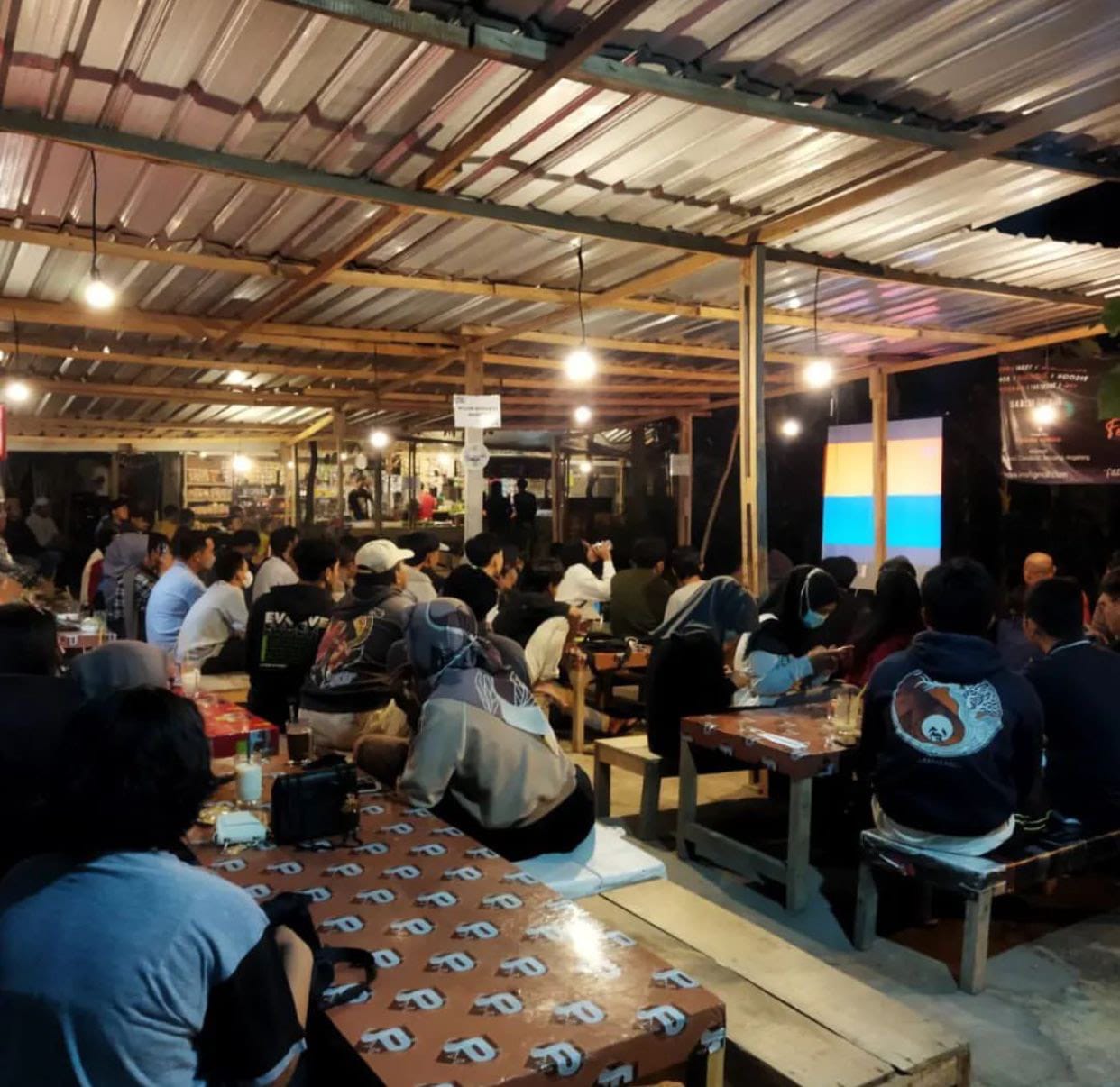 Bengkel Perut: Tempat Nongkrong Otomotif dengan Santapan Lezat di Cilacap